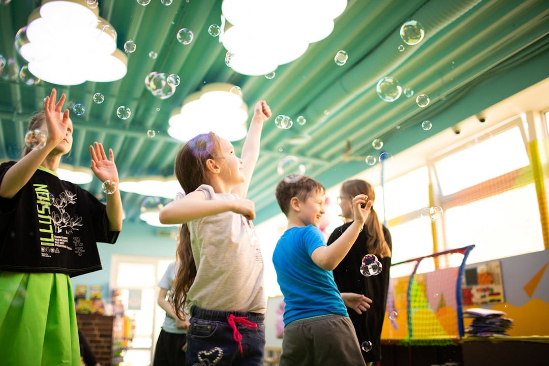 Kinderen spelen samen met zeepbellen bij de buitenschoolse opvang.